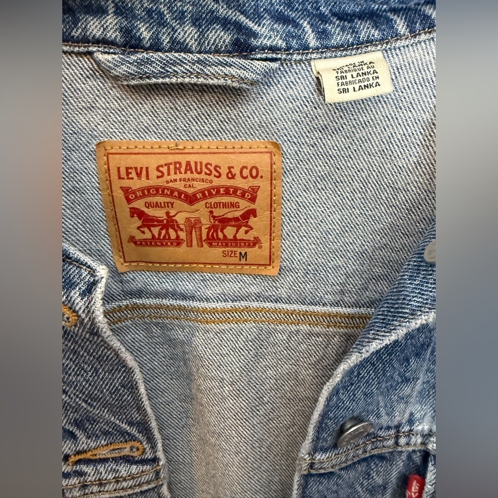 Levi’s Denim Women’s Jacket | Medium - Picture 4 of 5